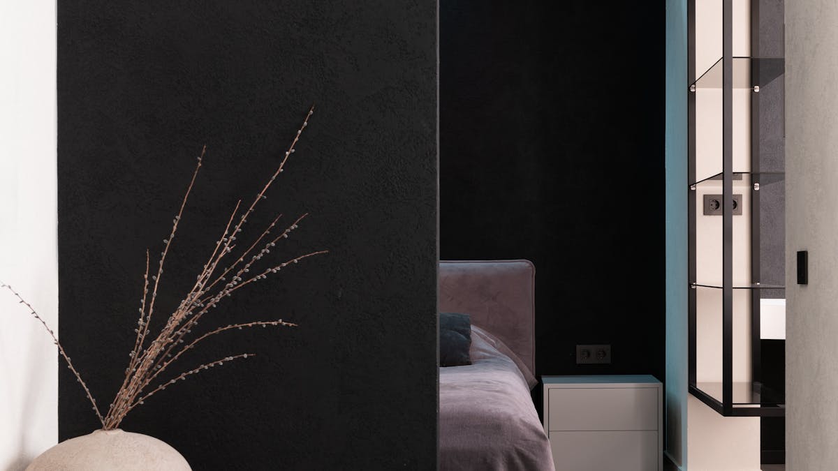 Chambre apaisante avec lampe de chevet allumée sur la table de nuit