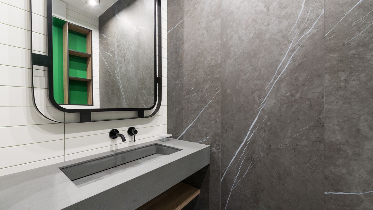 Salle de bain moderne avec miroir éclairé au-dessus du lavabo