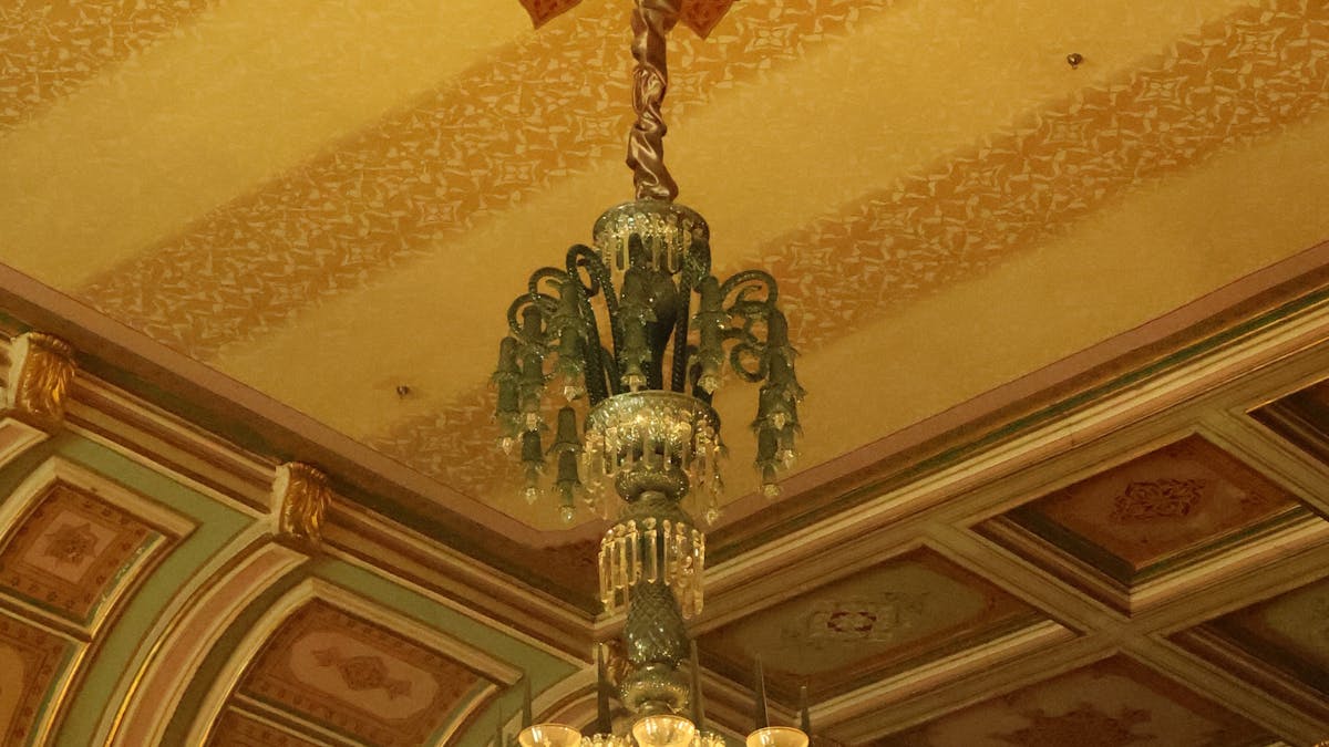 Lustre en cristal suspendu à un plafond orné